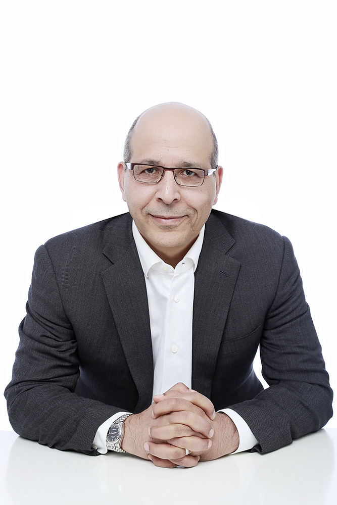 Портрет российского бизнес-руководителя в деловом костюме